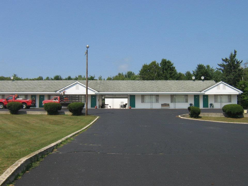 Brevort Chapel Hill Motel מראה חיצוני תמונה