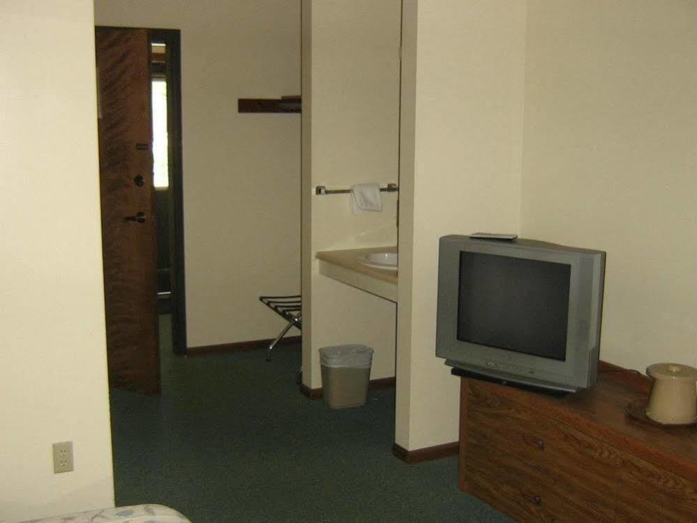 Brevort Chapel Hill Motel מראה חיצוני תמונה