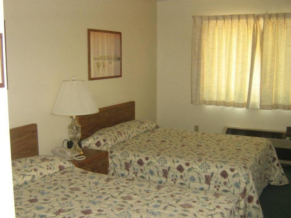 Brevort Chapel Hill Motel מראה חיצוני תמונה