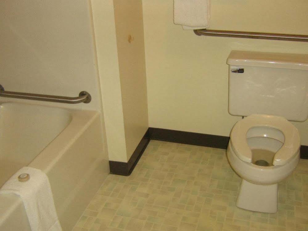 Brevort Chapel Hill Motel מראה חיצוני תמונה